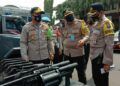 Kapolresta Malang Kota, Kombes Pol Leonardus, saat mengecek kesiapan sarana dan alat pengendali massa, pada Senin (11/10/2020)