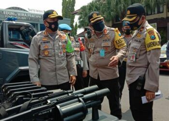 Kapolresta Malang Kota, Kombes Pol Leonardus, saat mengecek kesiapan sarana dan alat pengendali massa, pada Senin (11/10/2020)