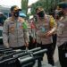 Kapolresta Malang Kota, Kombes Pol Leonardus, saat mengecek kesiapan sarana dan alat pengendali massa, pada Senin (11/10/2020)
