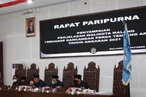 Ketua DPRD Kota Malang, I Made Rian Diana Kartika (tengah). (Foto: BEN)