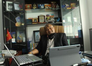 Prof. Dr. Sandu Siyoto, S.Sos, SKM, M.Kes saat diwawancarai di ruangan rektorat IIK Strada Kediri solusi pilkada dengan digital election
