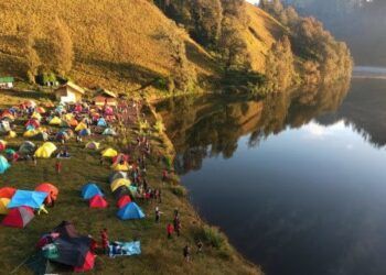 Wisatawan di sekitar Ranu Kumbolo Gunung Semeru Foto: Dok. Kemenparekraf