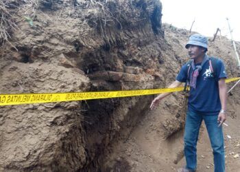 Mengulik Sejarah Malang yang Begitu Masyhur di Kesultanan Mataram sejak Abad ke-17 4 Sejarawan dan arkeolog Malang, Dwi Cahyono saat meninjau temuan situs purbakala diduga dari masa Kerajaan Singosari di Dusun Ngenep, Kecamatan Karangploso, Kabupaten Malang. (Foto: Istimewa) tugu jatim sejarah malang