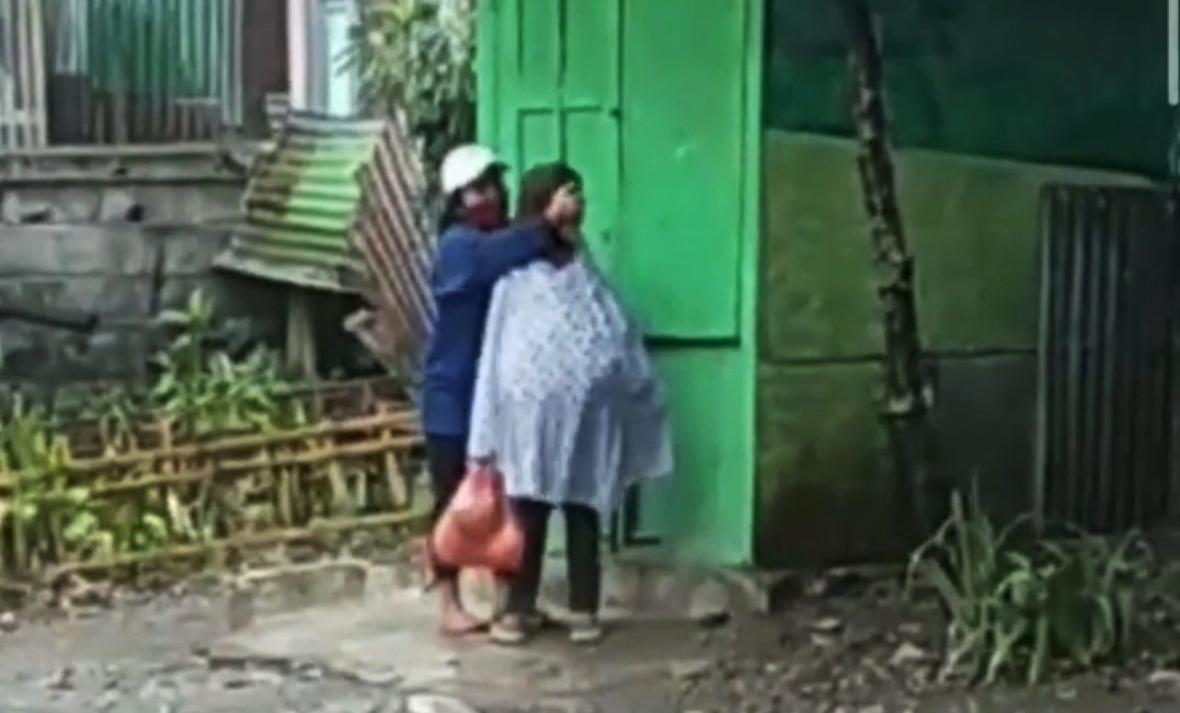 Tangkapan layar viral video ibu dipukuli di Malang
