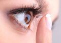 lensa kontak, soft lens. Kesehatan mata, perempuan memakai lensa kontak