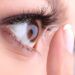 lensa kontak, soft lens. Kesehatan mata, perempuan memakai lensa kontak