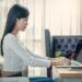 duduk dengan benar. perempuan duduk di depan laptop