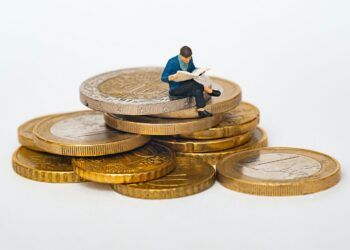 Ilustrasi menumpuk uang dan investasi