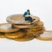 Ilustrasi menumpuk uang dan investasi
