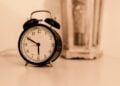 Jam weker. Jam meja aktivitas pagi(Foto Unsplash)