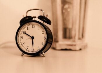 Jam weker. Jam meja aktivitas pagi(Foto Unsplash)