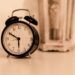 Jam weker. Jam meja aktivitas pagi(Foto Unsplash)