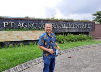 Pakar komunikasi dan motivator nasional Dr Aqua Dwipayana saat mengunjungi PT Agro Mitra Alimentare. (Foto: Dokumen)