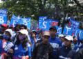 Aremania berunjuk rasa di depan gedung DPRD Kota Malang yang menuntut akhiri dualisme klub Arema FC