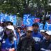 Aremania berunjuk rasa di depan gedung DPRD Kota Malang yang menuntut akhiri dualisme klub Arema FC
