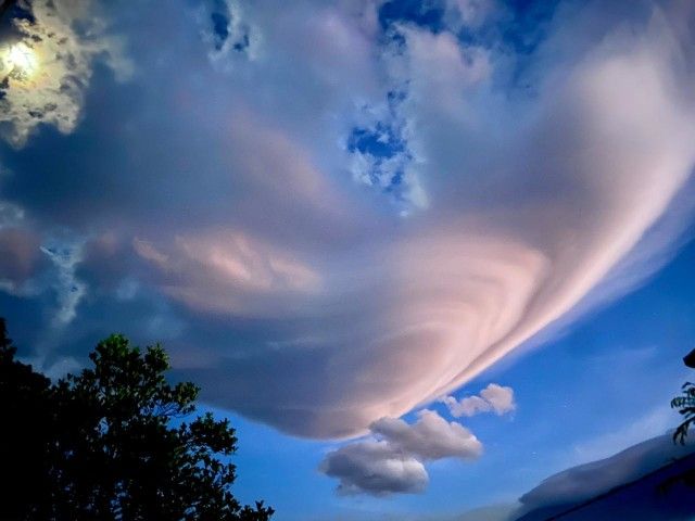 awan berbentuk UFO
