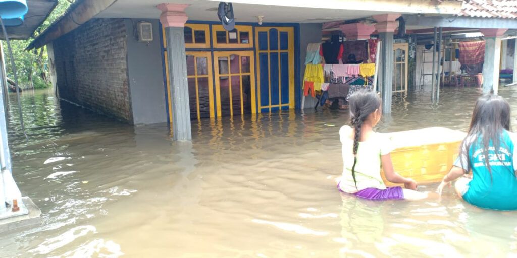 Banjir akibat hujan lebat yang terjadi pada Minggu (1/11), pukul 21.00 WIB di Kabupaten Pasuruan, Provinsi Jawa Timur. (TRC BPBD Kabupaten Pasuruan)