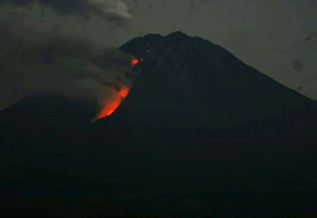 status gunung semeru level II waspada