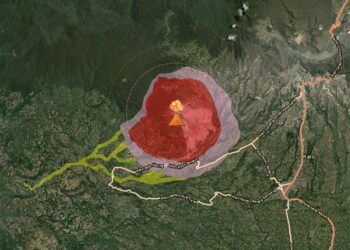 Foto : Hasil pengamatan tinggi kolom abu erupsi Gunung Sinabung di Kabupaten Karo, Provinsi Sumatera Utara pada Senin malam (2/11) pukul 23.58 WIB. (Pusat Vulkanologi dan Mitigasi Bencana Geologi (PVMBG))