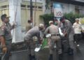 aparat gabungan bongkar spanduk habib rizieq di Malang