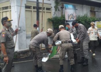 aparat gabungan bongkar spanduk habib rizieq di Malang