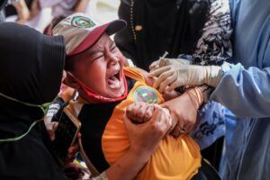 Foto: Ekspresi Siswa saat Menjalani Suntik Imunisasi Tetanus Difteri di Malang