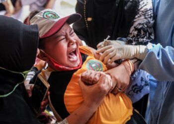 ekspresi siswa saat disuntik untuk imunisasi