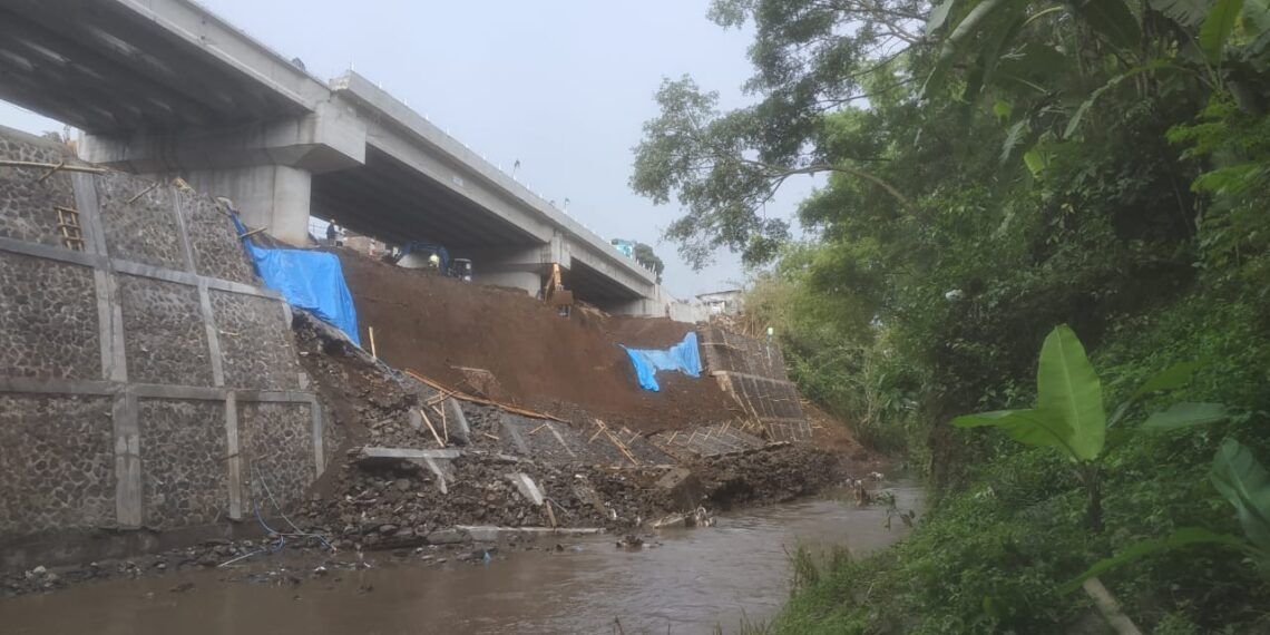 Tanggul atau plengsengan pinggir sungai di proyek pembangunan Jembatan Kedungkandang, Kota Malang ambrol. Padahal, tanggul tersebut baru saja dibangun.