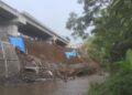 Tanggul atau plengsengan pinggir sungai di proyek pembangunan Jembatan Kedungkandang, Kota Malang ambrol. Padahal, tanggul tersebut baru saja dibangun.