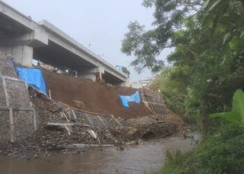 Tanggul atau plengsengan pinggir sungai di proyek pembangunan Jembatan Kedungkandang, Kota Malang ambrol. Padahal, tanggul tersebut baru saja dibangun.
