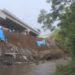 Tanggul atau plengsengan pinggir sungai di proyek pembangunan Jembatan Kedungkandang, Kota Malang ambrol. Padahal, tanggul tersebut baru saja dibangun.