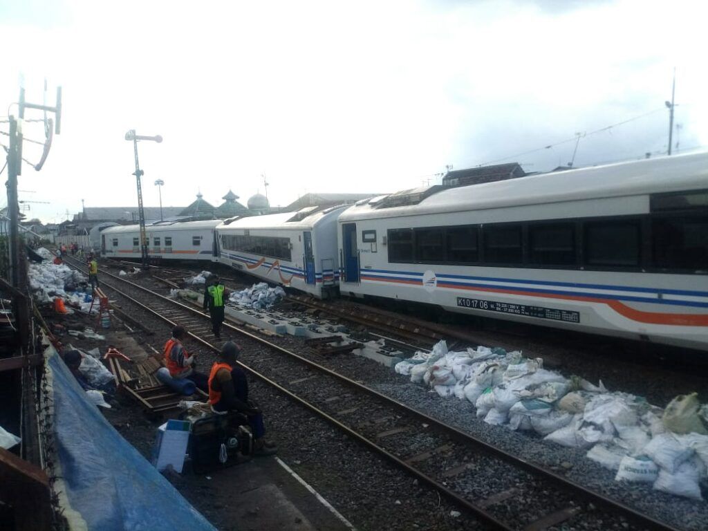 Kereta api meluncur sendiri di Malang hingga anjlok