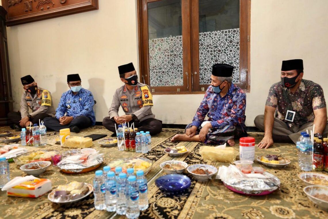 Ketua PWNU Jatim KH Marzuki Mustamar ketika menyambut Kapolda Jatim Irjen Nico Afinta