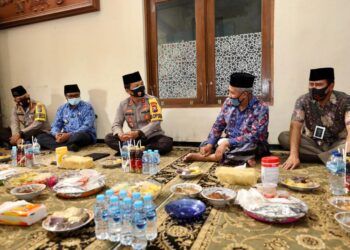 Ketua PWNU Jatim KH Marzuki Mustamar ketika menyambut Kapolda Jatim Irjen Nico Afinta