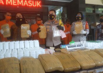 Kapolresta Malang Kota Kombes Pol Leonardus Simarmata terkait kasus ringkus 6 kurir narkoba di Malang