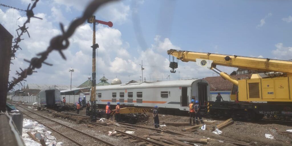 Kereta api di Malang jalan sendiri tanpa lokomotif