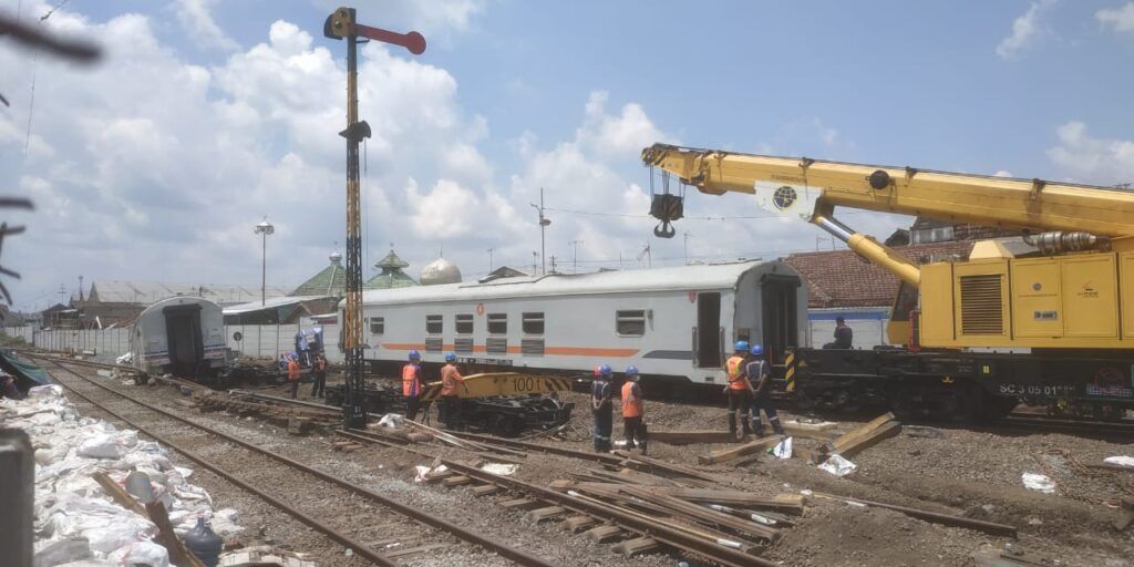 proses evakuasi kereta api jalan sendiri tanpa lokomotif di Malang