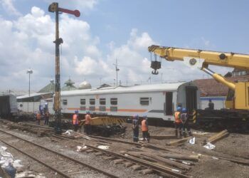 proses evakuasi kereta api jalan sendiri tanpa lokomotif di Malang