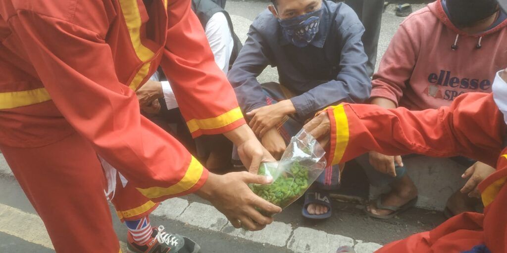 Demo Unik di Malang: Kecam Presiden Macron dengan cara Makan Makaroni