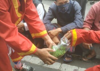 Demo Unik di Malang: Kecam Presiden Macron dengan cara Makan Makaroni