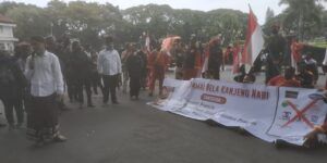Demo di Malang kecam Presiden Macron dengan cara makan makaroni. 
