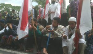 Demo di Malang kecam Presiden Macron dengan cara makan makaroni. (Foto: AZM)