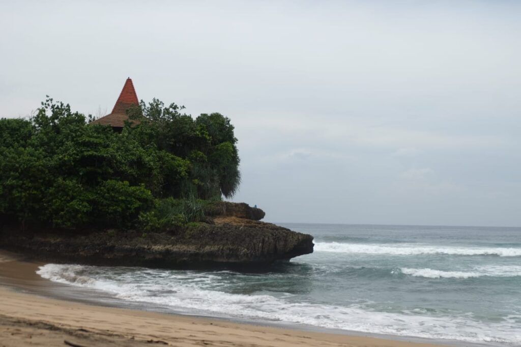 Pantai Taman Ayu, Pantai Kecil nan Rindang dengan Nuansa Private Beach