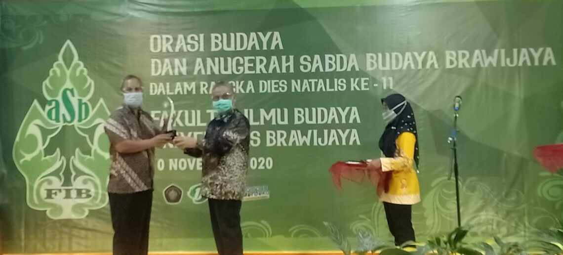 FIB UB Berikan Anugerah Sabda Budaya Brawijaya kepada Sastrawan Abdul Hadi WM 1 Penyerahan Anugerah Sabda Budaya Brawijaya secara simbolis kepada Sastrawan Abdul Hadi W.M. oleh Dekan Fakultas Ilmu Budaya UB