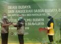 FIB UB Berikan Anugerah Sabda Budaya Brawijaya kepada Sastrawan Abdul Hadi WM 2 Penyerahan Anugerah Sabda Budaya Brawijaya secara simbolis kepada Sastrawan Abdul Hadi W.M. oleh Dekan Fakultas Ilmu Budaya UB