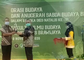 Penyerahan Anugerah Sabda Budaya Brawijaya secara simbolis kepada Sastrawan Abdul Hadi W.M. oleh Dekan Fakultas Ilmu Budaya UB