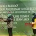 Penyerahan Anugerah Sabda Budaya Brawijaya secara simbolis kepada Sastrawan Abdul Hadi W.M. oleh Dekan Fakultas Ilmu Budaya UB