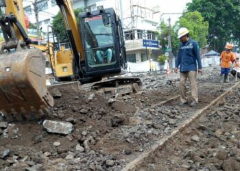 Temuan rel trem di Malang saat proyek pembangunan Kayutangan Heritage. (Foto: AZM)