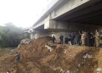 Sidak DPRD Kota Malang ke lokasi ambrolnya tanggul proyek pembangunan Jembatan Kedungkandang, Malang.