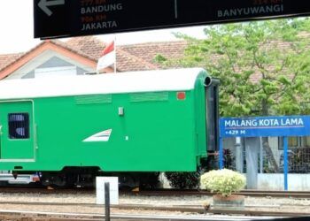 Papan penunjuk elevasi ketinggian Stasiun Kota Lama di Malang yang berada di +429 mdpl.